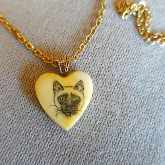 Scrimshaw CAT on HEART necklace - Picture 1 of 3
